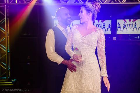 Lindo casamento realizado na igreja Sta Rita na praia do canto festa no cerimonial Lago de Garda e noivo noiva festa pista de dança por fotógrafos de casamento de vila velha fotógrafos de casamento de vitória esp santo es e making of no salão MA atelier'