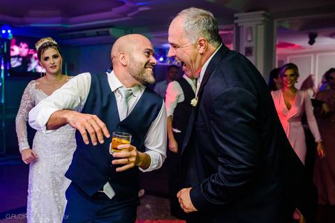Lindo casamento realizado na igreja Sta Rita na praia do canto festa no cerimonial Lago de Garda e noivo noiva festa pista de dança por fotógrafos de casamento de vila velha fotógrafos de casamento de vitória esp santo es e making of no salão MA atelier'