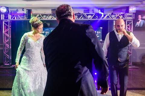Lindo casamento realizado na igreja Sta Rita na praia do canto festa no cerimonial Lago de Garda e noivo noiva festa pista de dança por fotógrafos de casamento de vila velha fotógrafos de casamento de vitória esp santo es e making of no salão MA atelier'