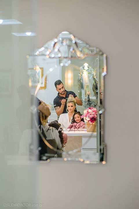 Lindo casamento realizado na igreja Sta Rita na praia do canto festa no cerimonial Lago de Garda e noivo noiva festa pista de dança por fotógrafos de casamento de vila velha fotógrafos de casamento de vitória esp santo es e making of no salão MA atelier'
