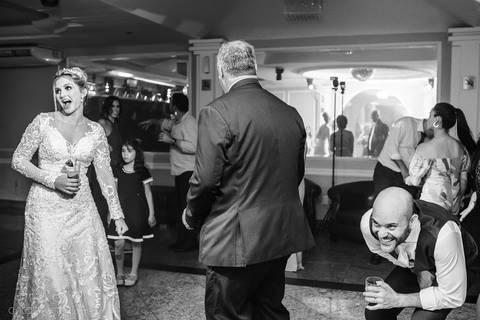 Lindo casamento realizado na igreja Sta Rita na praia do canto festa no cerimonial Lago de Garda e noivo noiva festa pista de dança por fotógrafos de casamento de vila velha fotógrafos de casamento de vitória esp santo es e making of no salão MA atelier'