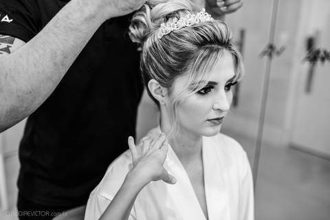 Lindo casamento realizado na igreja Sta Rita na praia do canto festa no cerimonial Lago de Garda e noivo noiva festa pista de dança por fotógrafos de casamento de vila velha fotógrafos de casamento de vitória esp santo es e making of no salão MA atelier'