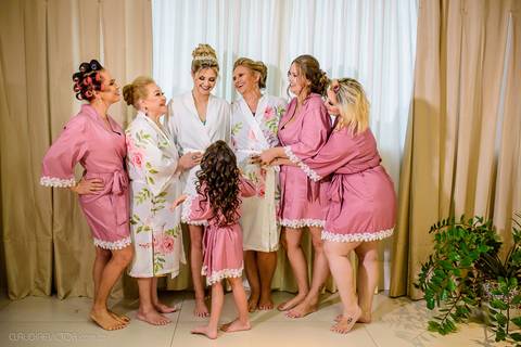 Lindo casamento realizado na igreja Sta Rita na praia do canto festa no cerimonial Lago de Garda e noivo noiva festa pista de dança por fotógrafos de casamento de vila velha fotógrafos de casamento de vitória esp santo es e making of no salão MA atelier'
