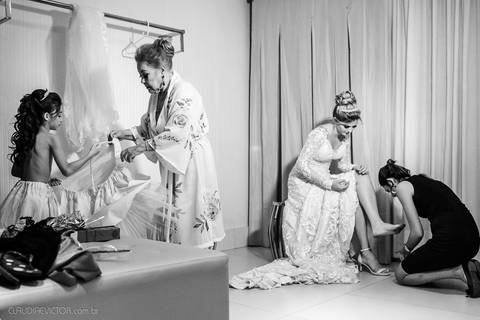 Lindo casamento realizado na igreja Sta Rita na praia do canto festa no cerimonial Lago de Garda e noivo noiva festa pista de dança por fotógrafos de casamento de vila velha fotógrafos de casamento de vitória esp santo es e making of no salão MA atelier'