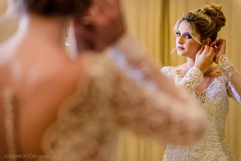 Lindo casamento realizado na igreja Sta Rita na praia do canto festa no cerimonial Lago de Garda e noivo noiva festa pista de dança por fotógrafos de casamento de vila velha fotógrafos de casamento de vitória esp santo es e making of no salão MA atelier'
