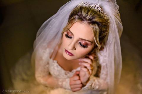 Lindo casamento realizado na igreja Sta Rita na praia do canto festa no cerimonial Lago de Garda e noivo noiva festa pista de dança por fotógrafos de casamento de vila velha fotógrafos de casamento de vitória esp santo es e making of no salão MA atelier'