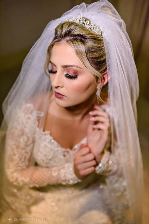 Lindo casamento realizado na igreja Sta Rita na praia do canto festa no cerimonial Lago de Garda e noivo noiva festa pista de dança por fotógrafos de casamento de vila velha fotógrafos de casamento de vitória esp santo es e making of no salão MA atelier'