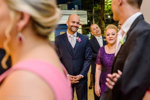 Lindo casamento realizado na igreja Sta Rita na praia do canto festa no cerimonial Lago de Garda e noivo noiva festa pista de dança por fotógrafos de casamento de vila velha fotógrafos de casamento de vitória esp santo es e making of no salão MA atelier'
