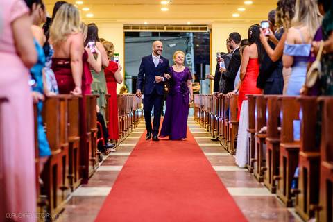 Lindo casamento realizado na igreja Sta Rita na praia do canto festa no cerimonial Lago de Garda e noivo noiva festa pista de dança por fotógrafos de casamento de vila velha fotógrafos de casamento de vitória esp santo es e making of no salão MA atelier'