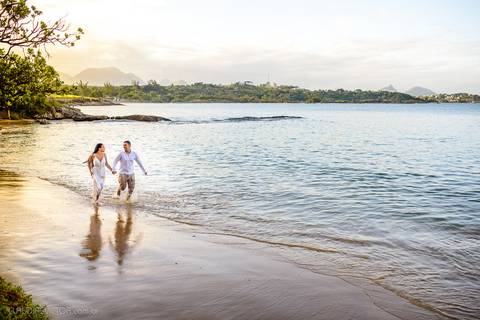 Lindo ensaio de casal pre wedding na praia de guarapari com noivo noiva vestido de noiva e por do sol feito por fotógrafos de casamento de vila velha fotógrafo de casamento de vitória fotógrafo de serra esp santo es praia da aldeia e praia dos adventistas'