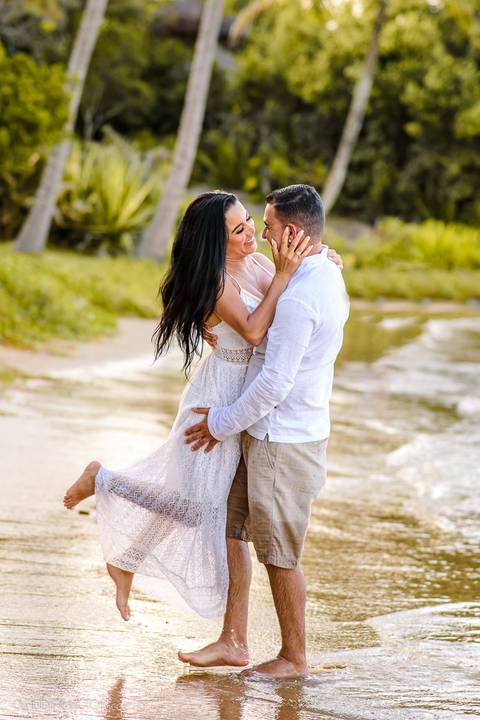 Lindo ensaio de casal pre wedding na praia de guarapari com noivo noiva vestido de noiva e por do sol feito por fotógrafos de casamento de vila velha fotógrafo de casamento de vitória fotógrafo de serra esp santo es praia da aldeia e praia dos adventistas'