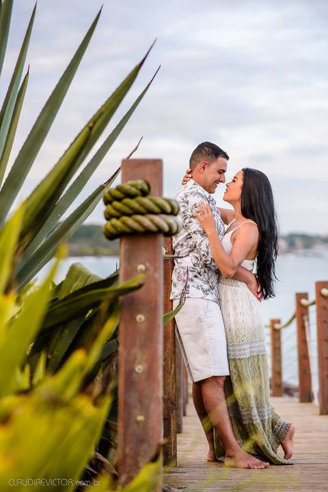 Lindo ensaio de casal pre wedding na praia de guarapari com noivo noiva vestido de noiva e por do sol feito por fotógrafos de casamento de vila velha fotógrafo de casamento de vitória fotógrafo de serra esp santo es praia da aldeia e praia dos adventistas'
