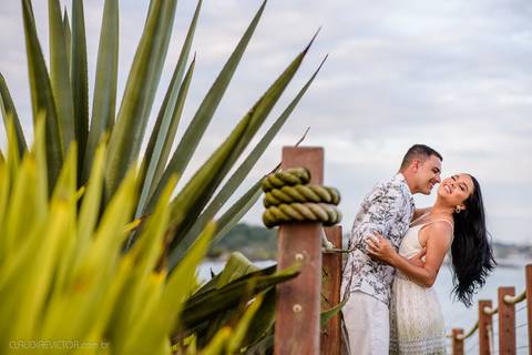 Lindo ensaio de casal pre wedding na praia de guarapari com noivo noiva vestido de noiva e por do sol feito por fotógrafos de casamento de vila velha fotógrafo de casamento de vitória fotógrafo de serra esp santo es praia da aldeia e praia dos adventistas'