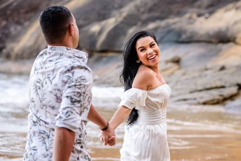 Lindo ensaio de casal pre wedding na praia de guarapari com noivo noiva vestido de noiva e por do sol feito por fotógrafos de casamento de vila velha fotógrafo de casamento de vitória fotógrafo de serra esp santo es praia da aldeia e praia dos adventistas'