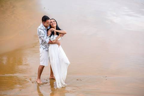 Lindo ensaio de casal pre wedding na praia de guarapari com noivo noiva vestido de noiva e por do sol feito por fotógrafos de casamento de vila velha fotógrafo de casamento de vitória fotógrafo de serra esp santo es praia da aldeia e praia dos adventistas'
