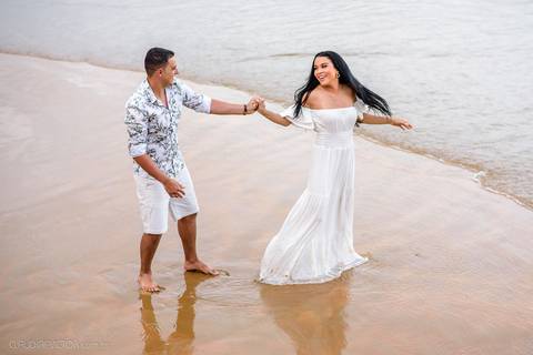 Lindo ensaio de casal pre wedding na praia de guarapari com noivo noiva vestido de noiva e por do sol feito por fotógrafos de casamento de vila velha fotógrafo de casamento de vitória fotógrafo de serra esp santo es praia da aldeia e praia dos adventistas'