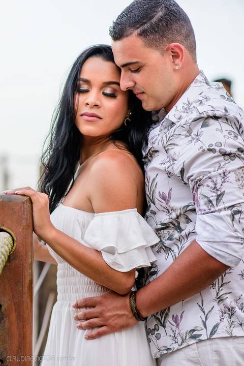 Lindo ensaio de casal pre wedding na praia de guarapari com noivo noiva vestido de noiva e por do sol feito por fotógrafos de casamento de vila velha fotógrafo de casamento de vitória fotógrafo de serra esp santo es praia da aldeia e praia dos adventistas'