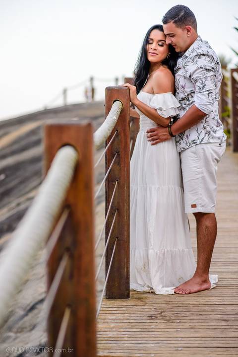 Lindo ensaio de casal pre wedding na praia de guarapari com noivo noiva vestido de noiva e por do sol feito por fotógrafos de casamento de vila velha fotógrafo de casamento de vitória fotógrafo de serra esp santo es praia da aldeia e praia dos adventistas'