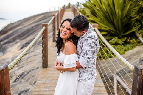 Lindo ensaio de casal pre wedding na praia de guarapari com noivo noiva vestido de noiva e por do sol feito por fotógrafos de casamento de vila velha fotógrafo de casamento de vitória fotógrafo de serra esp santo es praia da aldeia e praia dos adventistas'
