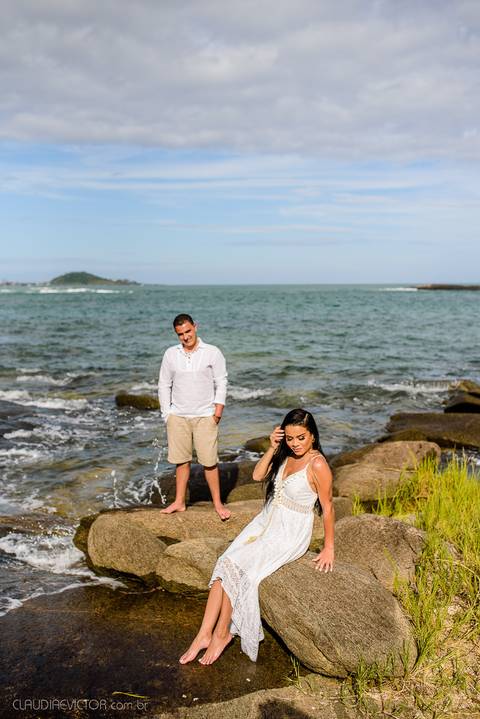 Lindo ensaio de casal pre wedding na praia de guarapari com noivo noiva vestido de noiva e por do sol feito por fotógrafos de casamento de vila velha fotógrafo de casamento de vitória fotógrafo de serra esp santo es praia da aldeia e praia dos adventistas'