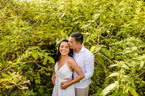 Lindo ensaio de casal pre wedding na praia de guarapari com noivo noiva vestido de noiva e por do sol feito por fotógrafos de casamento de vila velha fotógrafo de casamento de vitória fotógrafo de serra esp santo es praia da aldeia e praia dos adventistas'