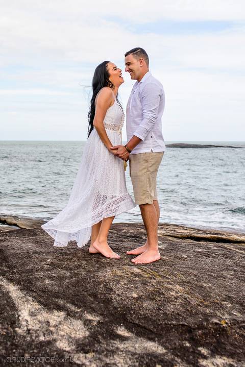 Lindo ensaio de casal pre wedding na praia de guarapari com noivo noiva vestido de noiva e por do sol feito por fotógrafos de casamento de vila velha fotógrafo de casamento de vitória fotógrafo de serra esp santo es praia da aldeia e praia dos adventistas'