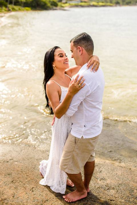 Lindo ensaio de casal pre wedding na praia de guarapari com noivo noiva vestido de noiva e por do sol feito por fotógrafos de casamento de vila velha fotógrafo de casamento de vitória fotógrafo de serra esp santo es praia da aldeia e praia dos adventistas'