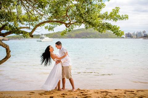 Lindo ensaio de casal pre wedding na praia de guarapari com noivo noiva vestido de noiva e por do sol feito por fotógrafos de casamento de vila velha fotógrafo de casamento de vitória fotógrafo de serra esp santo es praia da aldeia e praia dos adventistas'