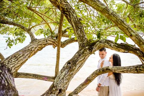 Lindo ensaio de casal pre wedding na praia de guarapari com noivo noiva vestido de noiva e por do sol feito por fotógrafos de casamento de vila velha fotógrafo de casamento de vitória fotógrafo de serra esp santo es praia da aldeia e praia dos adventistas'