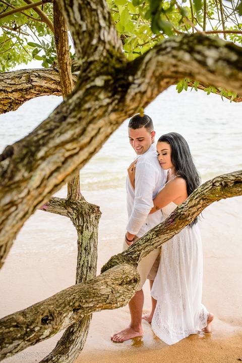 Lindo ensaio de casal pre wedding na praia de guarapari com noivo noiva vestido de noiva e por do sol feito por fotógrafos de casamento de vila velha fotógrafo de casamento de vitória fotógrafo de serra esp santo es praia da aldeia e praia dos adventistas'