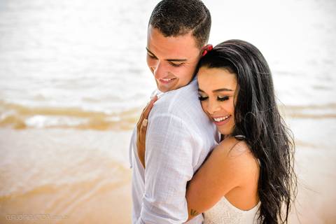 Lindo ensaio de casal pre wedding na praia de guarapari com noivo noiva vestido de noiva e por do sol feito por fotógrafos de casamento de vila velha fotógrafo de casamento de vitória fotógrafo de serra esp santo es praia da aldeia e praia dos adventistas'
