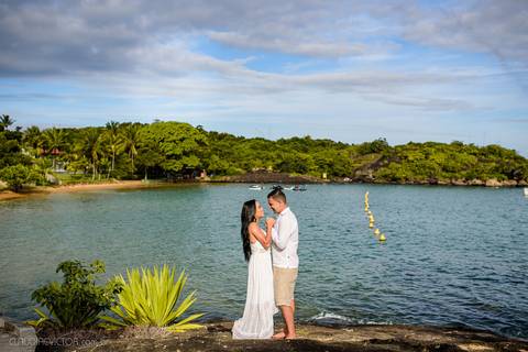 Lindo ensaio de casal pre wedding na praia de guarapari com noivo noiva vestido de noiva e por do sol feito por fotógrafos de casamento de vila velha fotógrafo de casamento de vitória fotógrafo de serra esp santo es praia da aldeia e praia dos adventistas'
