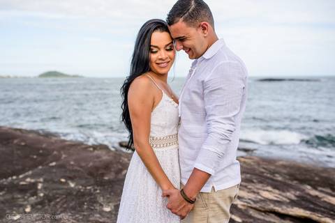 Lindo ensaio de casal pre wedding na praia de guarapari com noivo noiva vestido de noiva e por do sol feito por fotógrafos de casamento de vila velha fotógrafo de casamento de vitória fotógrafo de serra esp santo es praia da aldeia e praia dos adventistas'