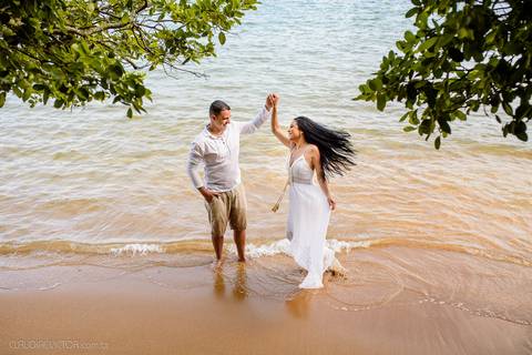 Lindo ensaio de casal pre wedding na praia de guarapari com noivo noiva vestido de noiva e por do sol feito por fotógrafos de casamento de vila velha fotógrafo de casamento de vitória fotógrafo de serra esp santo es praia da aldeia e praia dos adventistas'