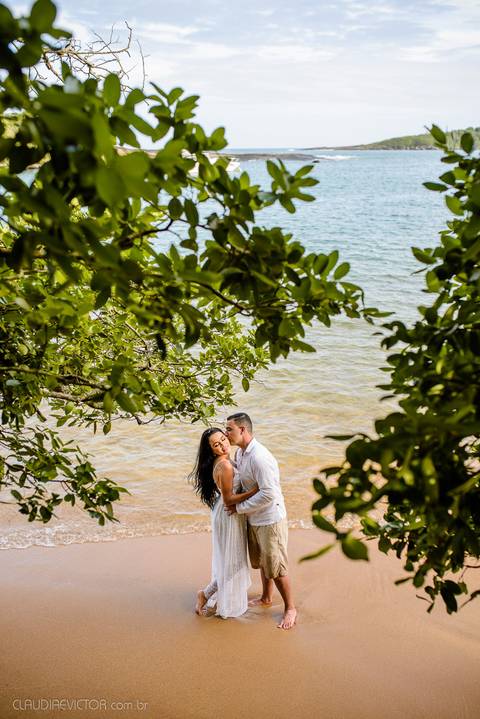 Lindo ensaio de casal pre wedding na praia de guarapari com noivo noiva vestido de noiva e por do sol feito por fotógrafos de casamento de vila velha fotógrafo de casamento de vitória fotógrafo de serra esp santo es praia da aldeia e praia dos adventistas'