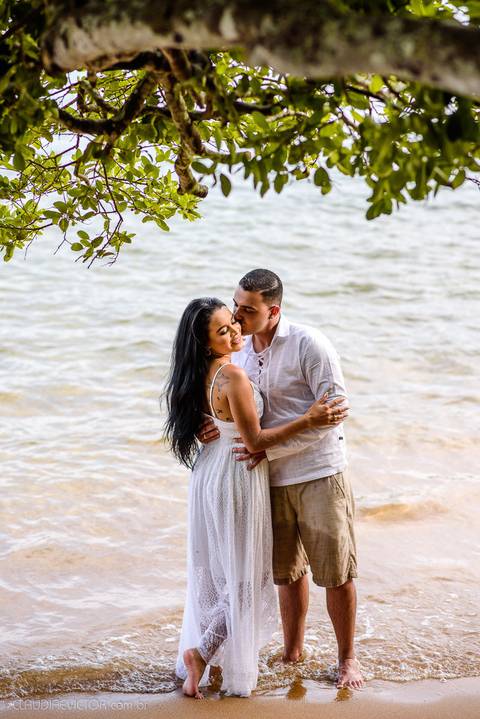 Lindo ensaio de casal pre wedding na praia de guarapari com noivo noiva vestido de noiva e por do sol feito por fotógrafos de casamento de vila velha fotógrafo de casamento de vitória fotógrafo de serra esp santo es praia da aldeia e praia dos adventistas'