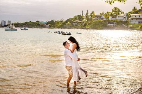 Lindo ensaio de casal pre wedding na praia de guarapari com noivo noiva vestido de noiva e por do sol feito por fotógrafos de casamento de vila velha fotógrafo de casamento de vitória fotógrafo de serra esp santo es praia da aldeia e praia dos adventistas'