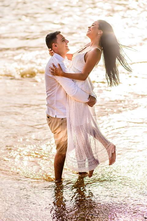 Lindo ensaio de casal pre wedding na praia de guarapari com noivo noiva vestido de noiva e por do sol feito por fotógrafos de casamento de vila velha fotógrafo de casamento de vitória fotógrafo de serra esp santo es praia da aldeia e praia dos adventistas'