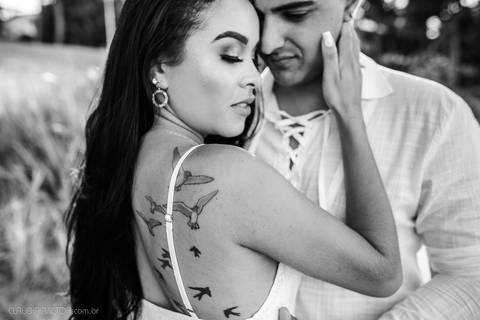 Lindo ensaio de casal pre wedding na praia de guarapari com noivo noiva vestido de noiva e por do sol feito por fotógrafos de casamento de vila velha fotógrafo de casamento de vitória fotógrafo de serra esp santo es praia da aldeia e praia dos adventistas'