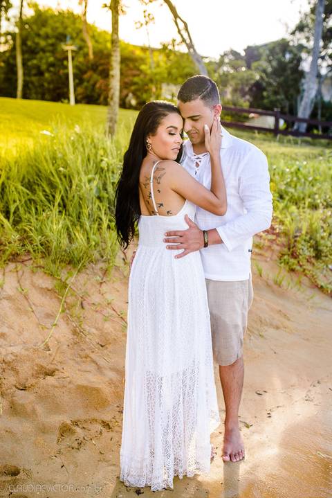 Lindo ensaio de casal pre wedding na praia de guarapari com noivo noiva vestido de noiva e por do sol feito por fotógrafos de casamento de vila velha fotógrafo de casamento de vitória fotógrafo de serra esp santo es praia da aldeia e praia dos adventistas'