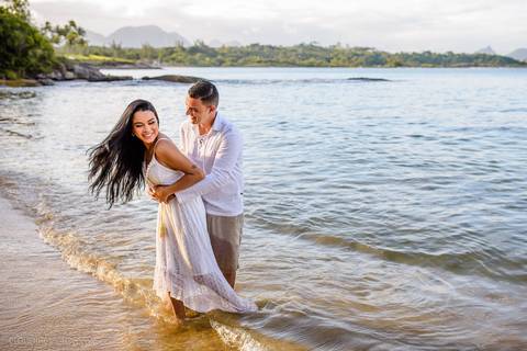 Lindo ensaio de casal pre wedding na praia de guarapari com noivo noiva vestido de noiva e por do sol feito por fotógrafos de casamento de vila velha fotógrafo de casamento de vitória fotógrafo de serra esp santo es praia da aldeia e praia dos adventistas'