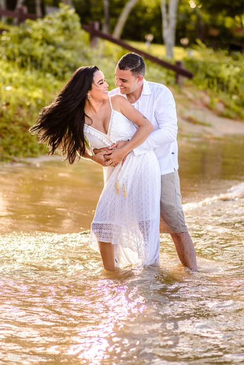 Lindo ensaio de casal pre wedding na praia de guarapari com noivo noiva vestido de noiva e por do sol feito por fotógrafos de casamento de vila velha fotógrafo de casamento de vitória fotógrafo de serra esp santo es praia da aldeia e praia dos adventistas'