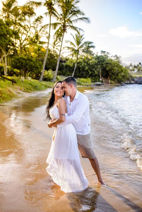Lindo ensaio de casal pre wedding na praia de guarapari com noivo noiva vestido de noiva e por do sol feito por fotógrafos de casamento de vila velha fotógrafo de casamento de vitória fotógrafo de serra esp santo es praia da aldeia e praia dos adventistas'