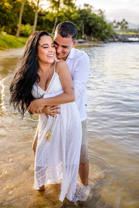 Lindo ensaio de casal pre wedding na praia de guarapari com noivo noiva vestido de noiva e por do sol feito por fotógrafos de casamento de vila velha fotógrafo de casamento de vitória fotógrafo de serra esp santo es praia da aldeia e praia dos adventistas'