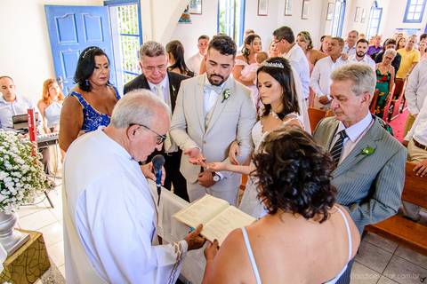 lindo casamento mini wedding na igreja N.Sra dos navegantes ponta da fruta por fotógrafo de casamento vila velha fotógrafo de casamento vitória fotógrafo de casamento serra com noivo noiva vestido de noiva buquê casamento ao ar livre de dia no por do sol'