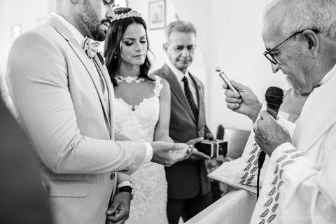 lindo casamento mini wedding na igreja N.Sra dos navegantes ponta da fruta por fotógrafo de casamento vila velha fotógrafo de casamento vitória fotógrafo de casamento serra com noivo noiva vestido de noiva buquê casamento ao ar livre de dia no por do sol'