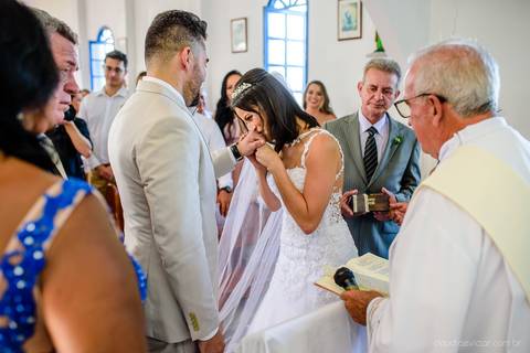 lindo casamento mini wedding na igreja N.Sra dos navegantes ponta da fruta por fotógrafo de casamento vila velha fotógrafo de casamento vitória fotógrafo de casamento serra com noivo noiva vestido de noiva buquê casamento ao ar livre de dia no por do sol'
