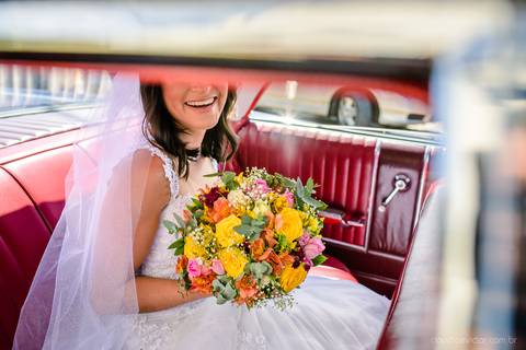 lindo casamento mini wedding na igreja N.Sra dos navegantes ponta da fruta por fotógrafo de casamento vila velha fotógrafo de casamento vitória fotógrafo de casamento serra com noivo noiva vestido de noiva buquê casamento ao ar livre de dia no por do sol'