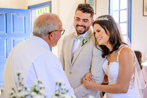 lindo casamento mini wedding na igreja N.Sra dos navegantes ponta da fruta por fotógrafo de casamento vila velha fotógrafo de casamento vitória fotógrafo de casamento serra com noivo noiva vestido de noiva buquê casamento ao ar livre de dia no por do sol'