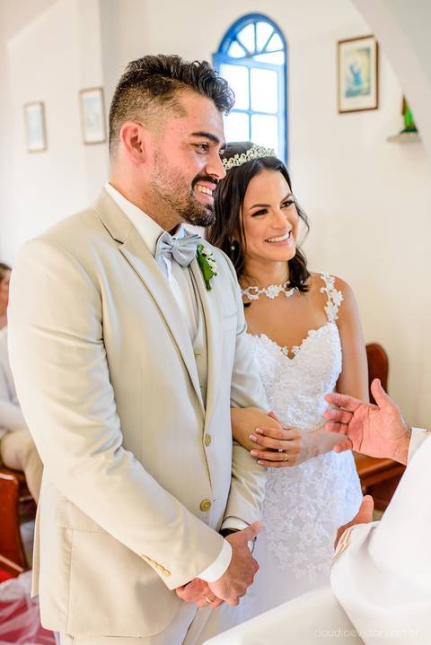 lindo casamento mini wedding na igreja N.Sra dos navegantes ponta da fruta por fotógrafo de casamento vila velha fotógrafo de casamento vitória fotógrafo de casamento serra com noivo noiva vestido de noiva buquê casamento ao ar livre de dia no por do sol'